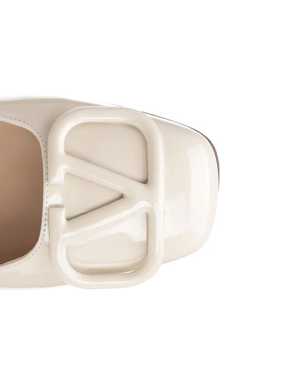 V Logo Signature Leather Flat Shoes - Image 4