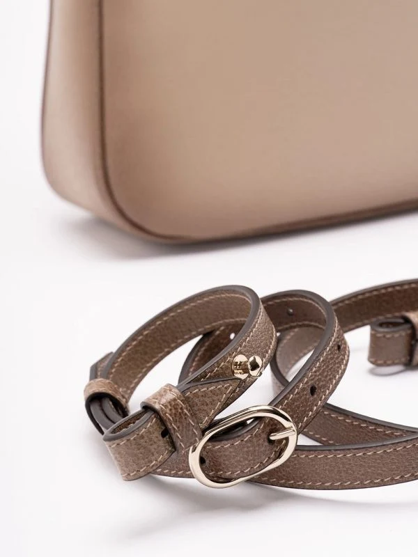 Gucci Diana Medium Beige Crossbody & Shoulder Bags - Image 4
