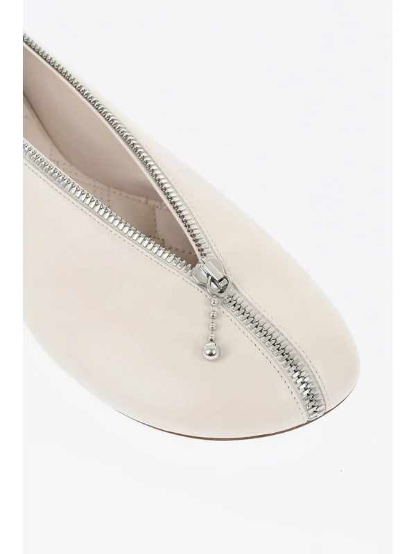 Burberry Ivory Flat Shoes - Image 5